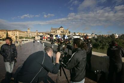 El equipo de rodaje de 'Juego de tronos' en Córdoba, para grabar en el puente romano y el río Guadalquivir.