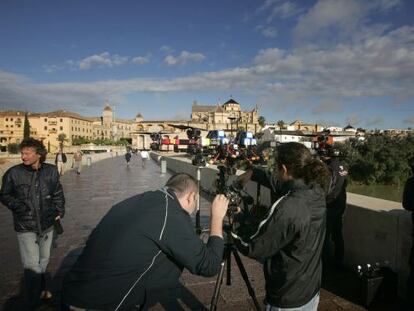 El equipo de rodaje de 'Juego de Tronos', en Córdoba, para grabar en el puente romano y el río Guadalquivir.