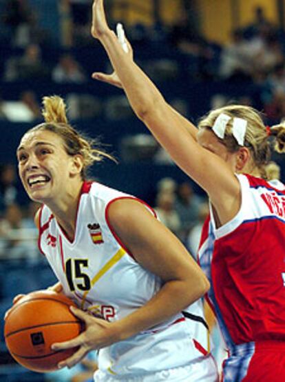 La jugadora de la selección española Lucila Pascua (izquierda) se dispone a tirar a canasta ante el marcaje de la checa Ivana Vecerova.