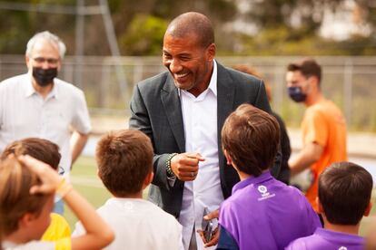 El exfutbolista Mauro SIlva durante el acto del presentación del programa educativo 'Camisa 10, Nota 10' a finales de marzo.