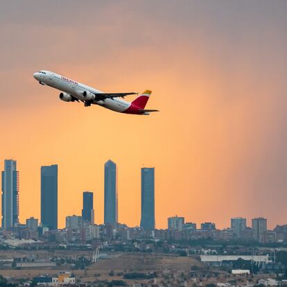 Un avión abandona Madrid en 2022.