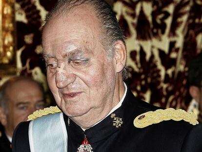 El Rey, ayer, con el ojo morado y unas tiritas en la nariz.
