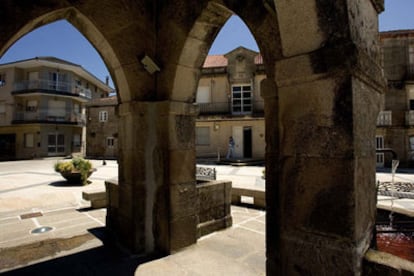 La plaza de la localidad orensana de San Cristovo de Cea, con el Ayuntamiento al fondo.