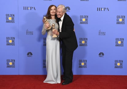 Isabelle Huppert, mejor actriz en película dramática por 'Elle', posa junto con el director de la película, Paul Verhoeven, galardonada como mejor película extranjera.