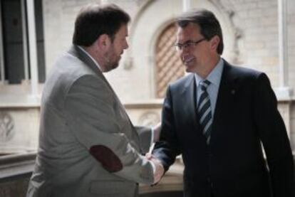 Reunión entre el presidente de ERC, Oriol Junqueras (izquierda) y el presidente de la Generalitat, Artur Mas, el pasado abril.
