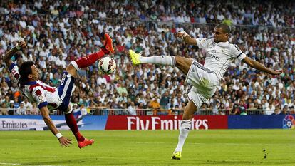 Mandzukic y Pepe pugnan por el balón en la victoria del Atlético en el Bernabéu (1-2) en el partido de la primera vuelta de la Liga de esta temporada.
