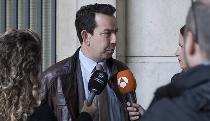 Jesús Pérez el hasta hoy abogado del guardia civil de La Manada, Antonio Manuel Guerrero, a su salida de los juzgados el pasado lunes.