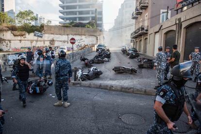 Policías antidisturbios y soldados libaneses se enfrentan a un centenar de jóvenes afines a los partidos de Amal y Hezbolá que llegaron en motocicletas para abrir por la fuerza los retenes de manifestantes  que bloquean el centro de Beirut pidiendo la dimisión del Gobierno.
