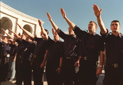 Un grupo de jóvenes hace el saludo fascista en la conmemoración del 20-N de 1998 en el Valle de los Caídos.
