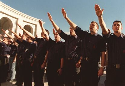 Un grupo de jóvenes hace el saludo fascista en la conmemoración del 20-N de 1998 en el Valle de los Caídos.