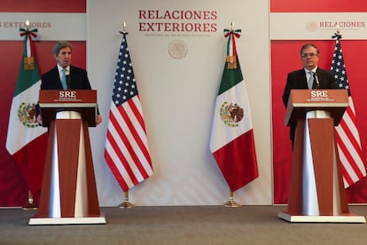 El enviado para el clima, John Kerry, y el canciller Marcelo Ebrard