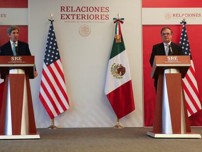 El enviado para el clima, John Kerry, y el canciller Marcelo Ebrard durante la rueda de prensa.