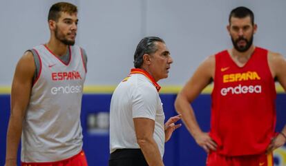 Sergio Scariolo da instrucciones en un entrenamiento en presencia de Willy Hernangómez y Marc Gasol