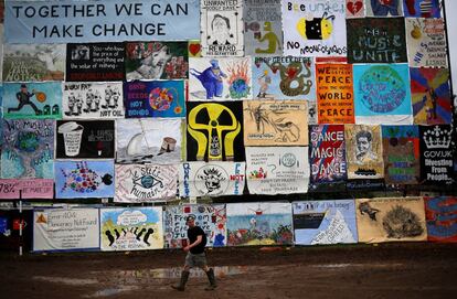 Una multitud de carteles decora una de las paredes del Festival de Música de Glastonbury (Reino Unido), el 23 de junio de 2016.