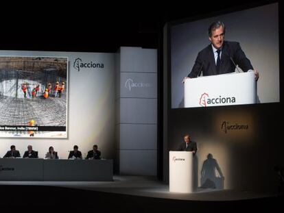 Jos&eacute; Manuel Entrecanales, a la izquierda, durante su discurso en la junta de accionistas de Acciona, celebrada el martes 10 de mayo.