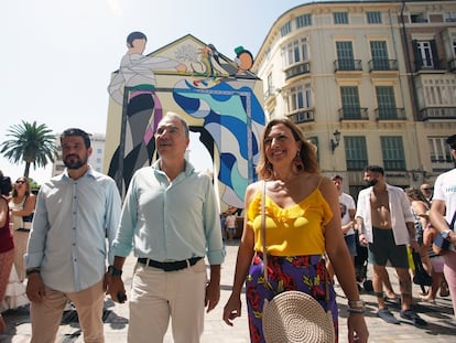 El coordinador general del PP, Elías Bendodo (centro), este lunes en la Feria de Málaga, donde ha atendido a los medios de comunicación.