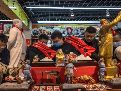 Varios turistas visitan una tienda de recuerdos de la cultura comunista china, en Jinggangshan, provincia de Jiangxi, el pasado viernes.