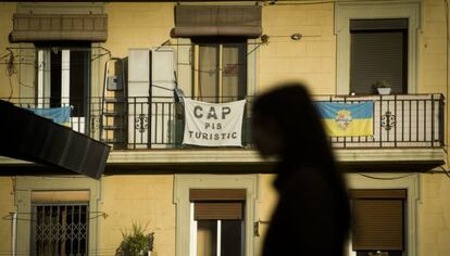 Imagen de archivo de un cartel contra pisos tur&iacute;sticos en la Barceloneta.