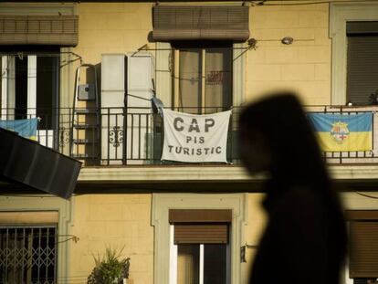 Imagen d'arxiu d'un cartell contra pisos turístics en la Barceloneta.