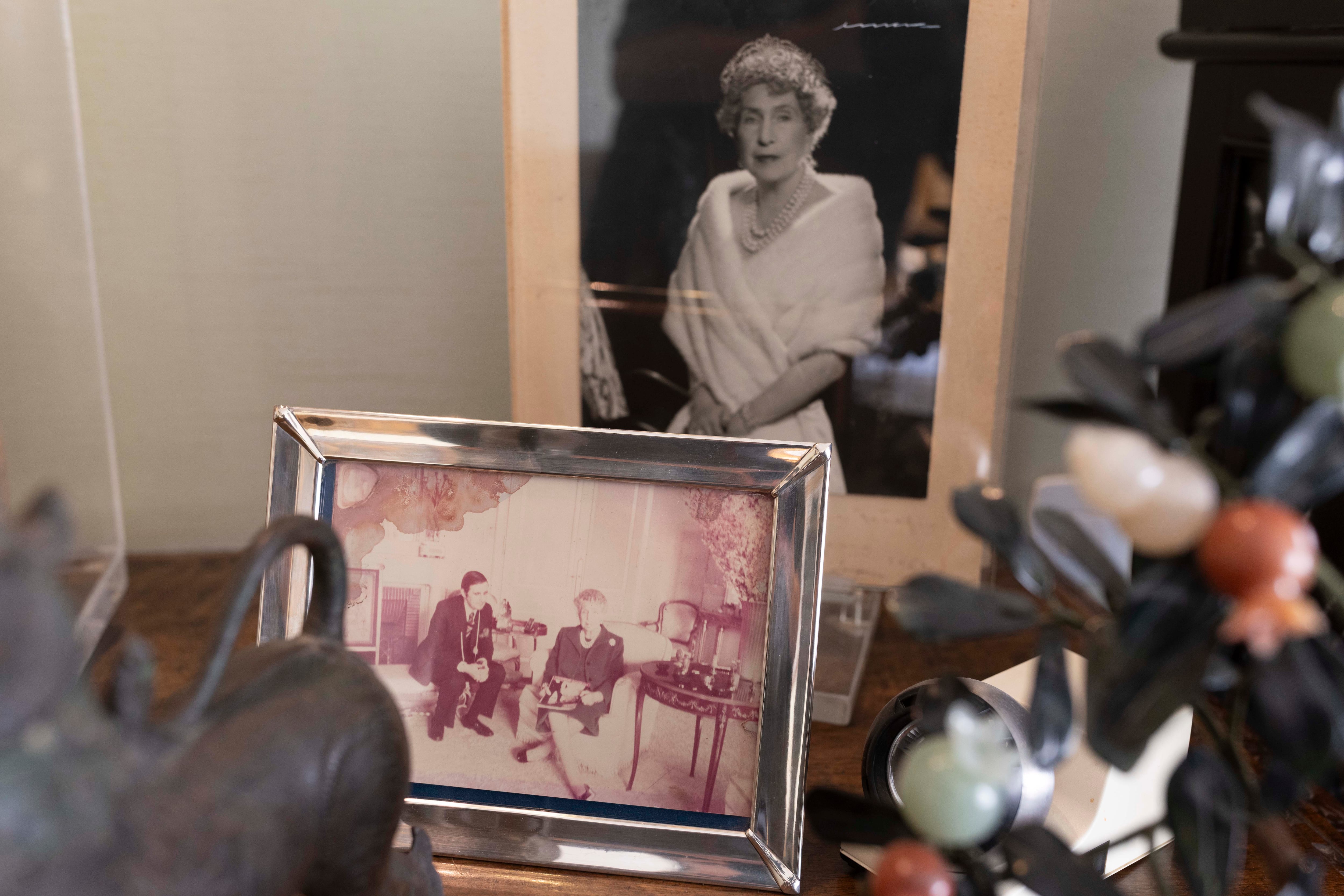 Retrato de la reina Victoria Eugenia, abuela de Juan Carlos I. En otro portarretrato, fotografía de Peñafiel entrevistando a la esposa de Alfonso XIII, en Suiza, en 1969, días antes de su muerte.

