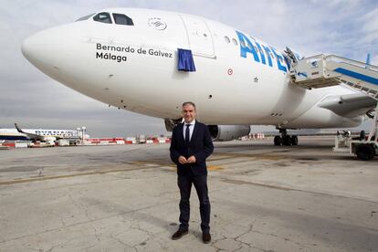 El presidente de la Diputación de Málaga, Elías Bendodo, durante el bautismo del avión Bernardo de Gálvez.