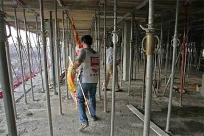 Representantes sindicales entraron ayer en varias obras de Barcelona para promover el seguimiento de la huelga en la construcción.