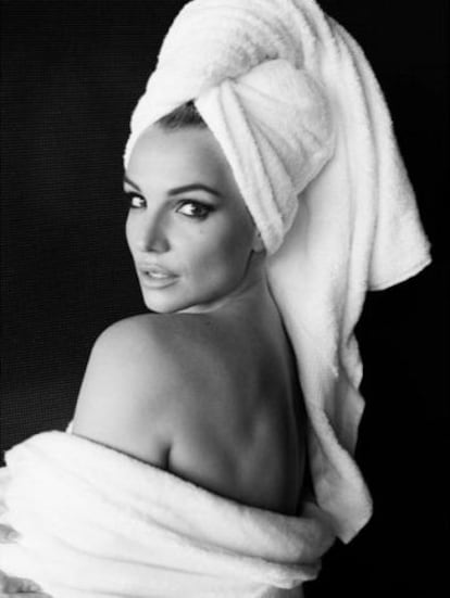 Britney Spears posa en toalla para Mario Testino.