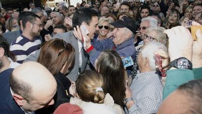 Pedro S&aacute;nchez saluda a los simpatizantes antes de un acto en Alicante.