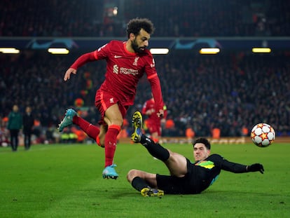 Salah desborda a Bastoni en Anfield.