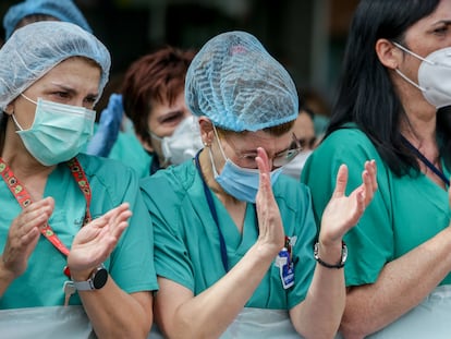 Sanitarios del Hospital Severo Ochoa de Leganés aplauden durante el homenaje al enfermero de quirófano fallecido.