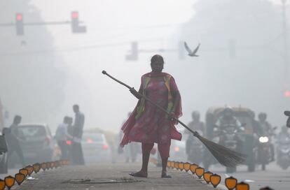 Una limpiadora trabaja bajo una nube de contaminación en Nueva Delhi, el 10 de noviembre de 2017.  