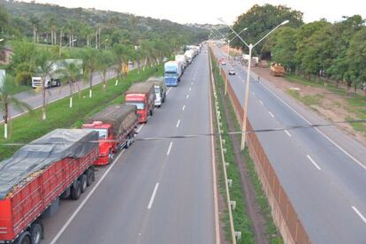 Caminh&otilde;es parados na BR-381 em Igarap&eacute; (MG).