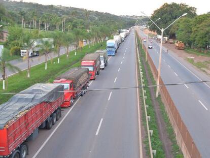 Caminh&otilde;es parados na BR-381 em Igarap&eacute; (MG).