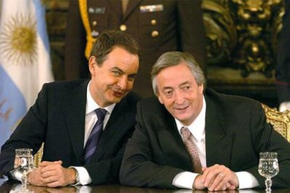 José Luis Rodríguez Zapatero, a la izquierda, y el presidente de Argentina, Néstor Kirchner, en Buenos Aires.