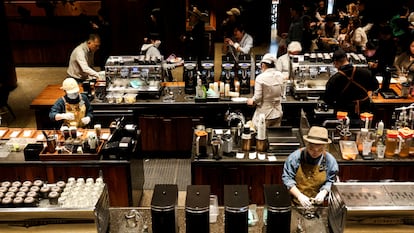 Baristas trabajan en la cafetería Starbucks en Shanghai, China el pasado mes de febrero.