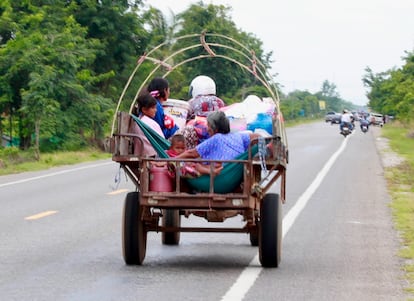 Sabato diverse persone sono fuggite dalle loro case nei pressi del confine tra Cambogia e Thailandia.