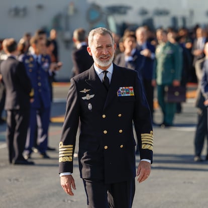 TALLIN, 23/06/2024.- El rey Felipe VI visita el portaaeronaves Juan Carlos I, este domingo durante su visita a Tallin (Estonia) dentro de su gira por los tres países bálticos. EFE/ Mariscal
