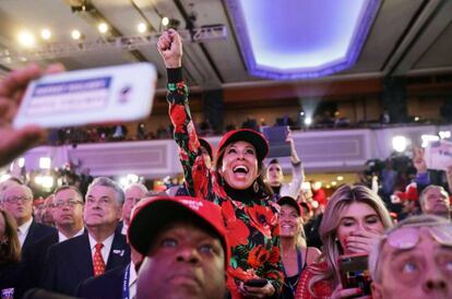 Seguidores de Donald Trump celebran la victoria del candidato en la sede republicana, en Nueva York.