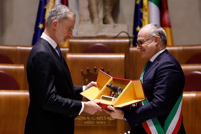 Felipe VI, junto al alcalde de Roma, Roberto Gualtieri, despus de recibir un reconocimiento en honor a los Reyes de Espa?a durante su visita este mircoles al Ayuntamiento de Roma. 
