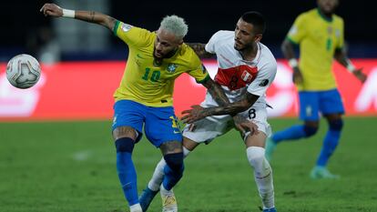 Neymar se enfrenta a Sergio Peña, en el Brasil-Perú.