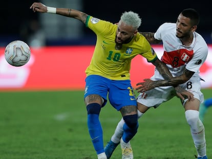 Neymar se enfrenta a  Sergio Peña, en el Brasil-Perú.