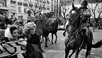 La policía reprime una protesta de las madres de Plaza de Mayo.