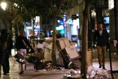 Basura acumulada en la calle Montera de Madrid, cuando se cumple el undécimo día de huelga de limpieza en la capital.