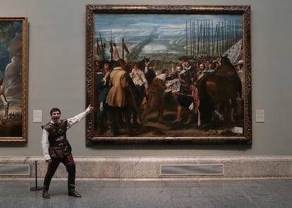 El actor Daniel Ortiz frente a 'Las lanzas', de Velázquez, durante la representación de 'Soldado' en el Prado, el pasado jueves.