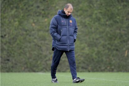 El entrenador del Barcelona, Josep Guardiola, pasea pensativo mientras su equipo se entrena por el encuentro ante el Valencia.