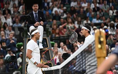 Nadal y Sonego dialogan tras el partido.