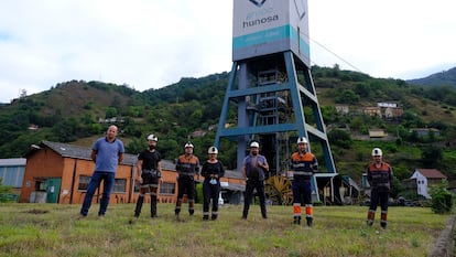 Varios mineros frente al pozo de Santiago, junto a Juan Carlos Iglesias, alcalde de Aller (Asturias).