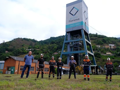 Varios mineros frente al pozo de Santiago, junto a Juan Carlos Iglesias, alcalde de Aller (Asturias).