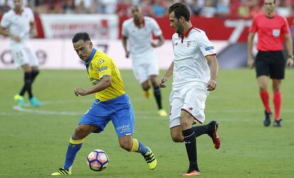 Roque protege el bal&oacute;n ante V&aacute;zquez, en el S&aacute;nchez Pizju&aacute;n.