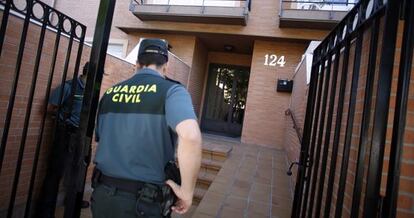 Agentes de la Guardia Civil en el portal de la avenida del Príncipe de Asturias en Villaviciosa de Odón.